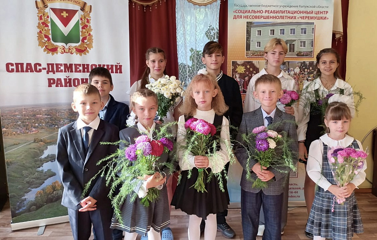 Активисты женсовета поздравили детей с Днем знаний