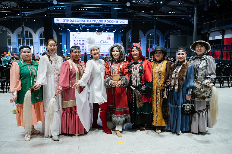 Питерские союзницы организовали Этнодефиле к 20-летию Дома национальностей