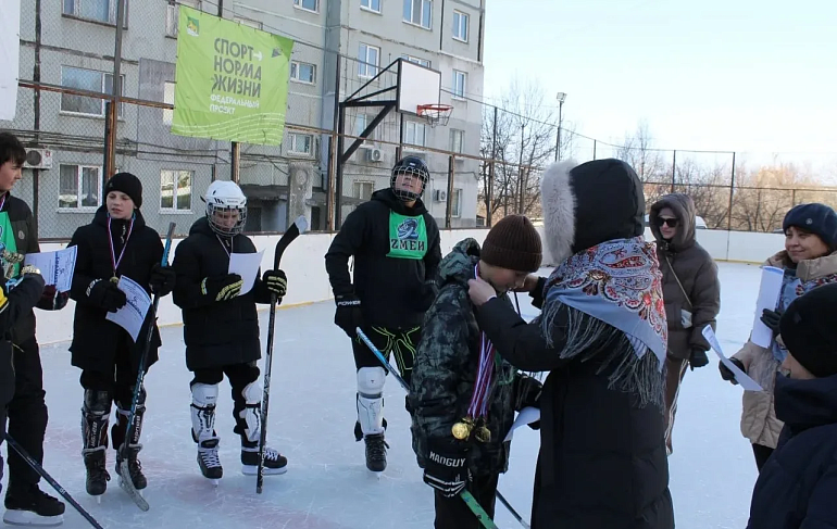 Активистки Приморского отделения СЖР организовали для семей Владивостока спортивный праздник на льду