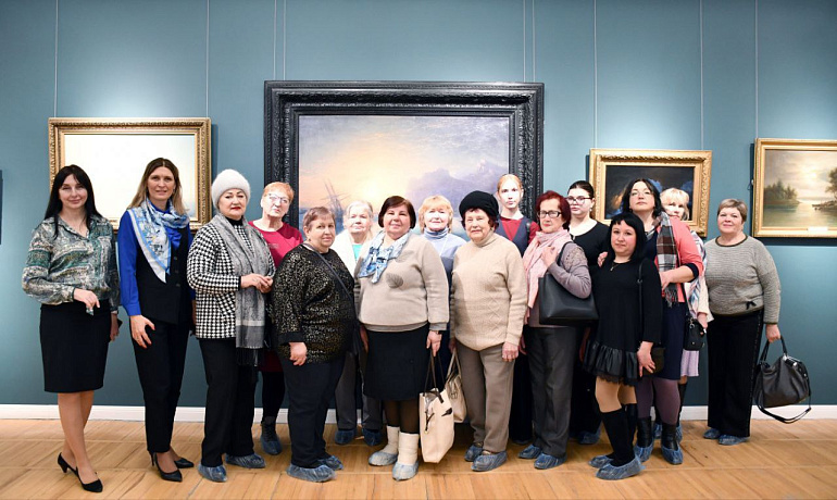 В гостях у Посла культуры СЖР: женщины Докучаевска побывали в Донецком художественном музее