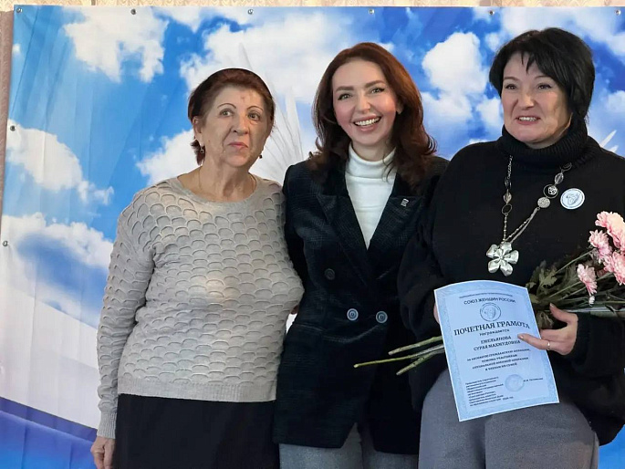 Председатель Союза женщин Саратовской области наградила активисток Воскресенского женсовета за помощь фронту