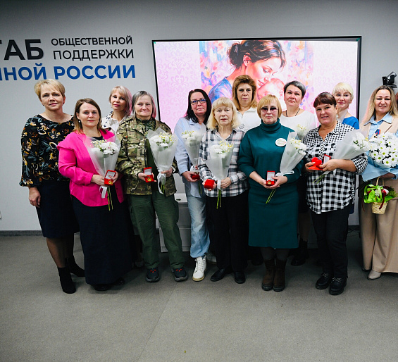 Карельские активистки поздравили мам участников СВО