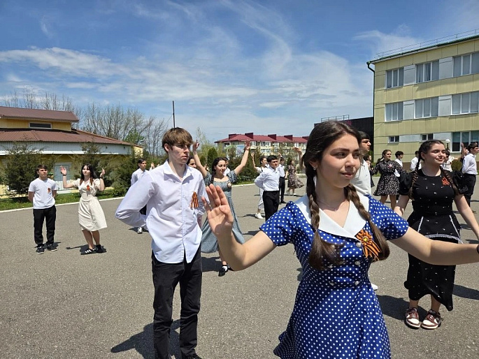 «Сердце Предгорья - Антрациту» Школьники Ставрополья и Луганщины исполнили вальс Победы