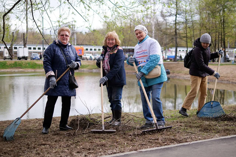 Женсовет Люберец поработал на расчистке берегов Ухтомского пруда