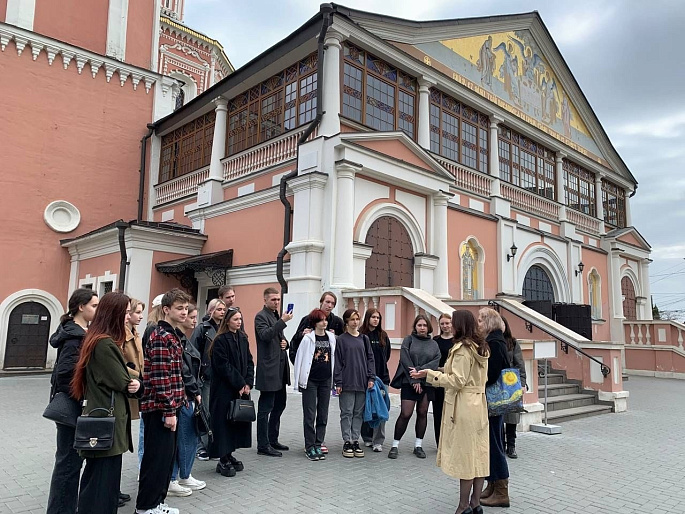 Юлия Литневская провела для студентов экскурсию по Свято-Троицкому собору