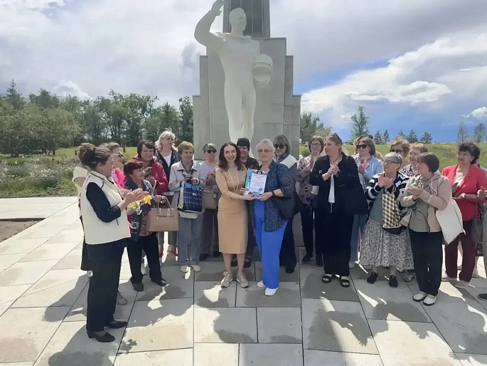 Юлия Литневская провела экскурсию по Парку покорителей космоса для Совета ветеранов