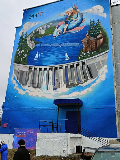 Активистка женсовета Усть-Илимска создала мурал на стене одного из домов города