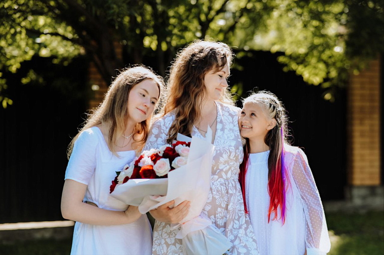 Псковские союзницы провели праздничный флешмоб #Мамы_Дочки_и_Сыночки