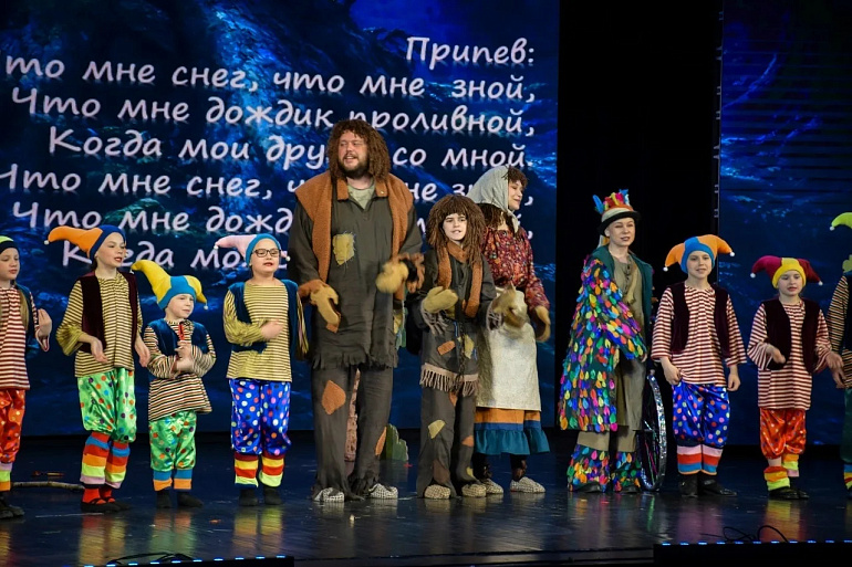 Театральна студия под руководством союзницы Усманского женсовета представила премьеру