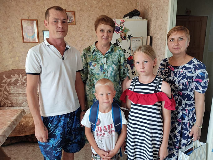 Женсоветы продолжают дарить подарки к учебному году