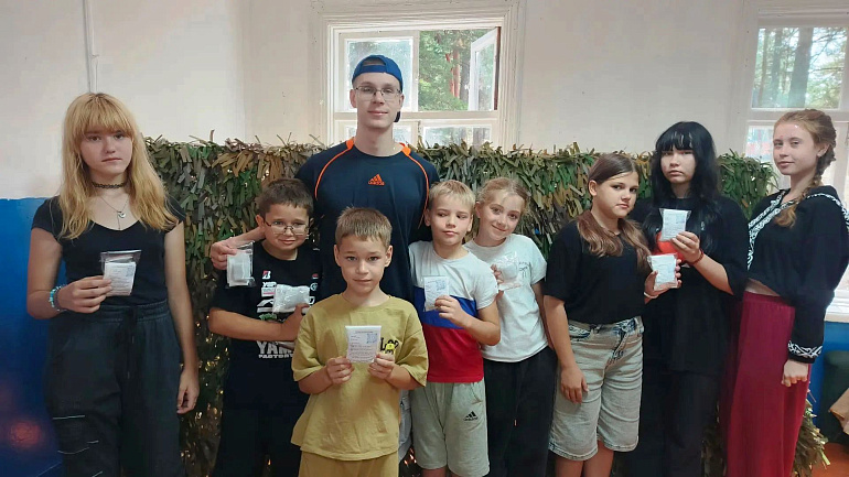 Школьники Славяносербска и воины на передовой получили подарки алтайских женсоветов к Съезду СЖР