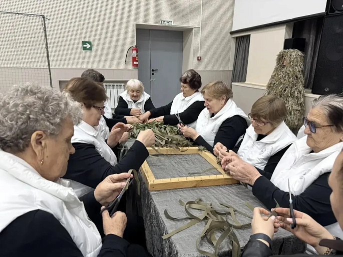 Женсовет села Мироновка изготавливает маскировочные нашлемники