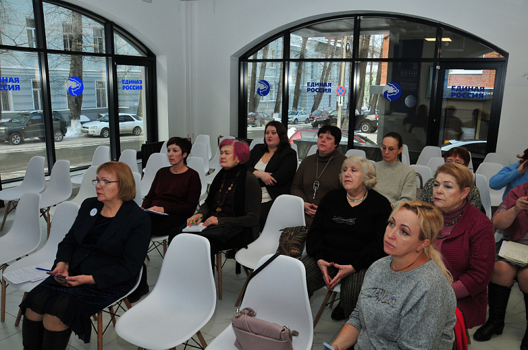 В томском Штабе общественной поддержки "ЕР" посмотрели презентацию нацпроекта "Семья"